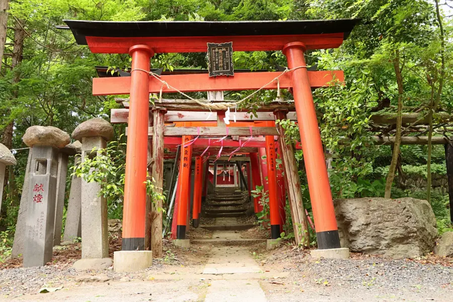 栗川稲荷神社の鳥居 = 2025年5月31日 松山