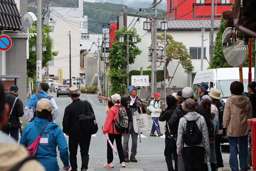 講師の熊坂さんと参加者 = 2025年5月31日 新湯