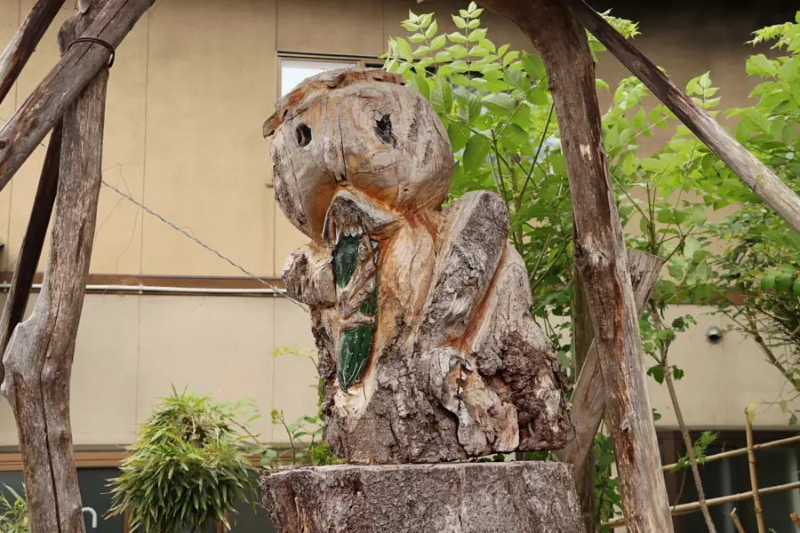 石崎神社にある木彫りのかっぱのオブジェ = 2025年5月31日 石崎