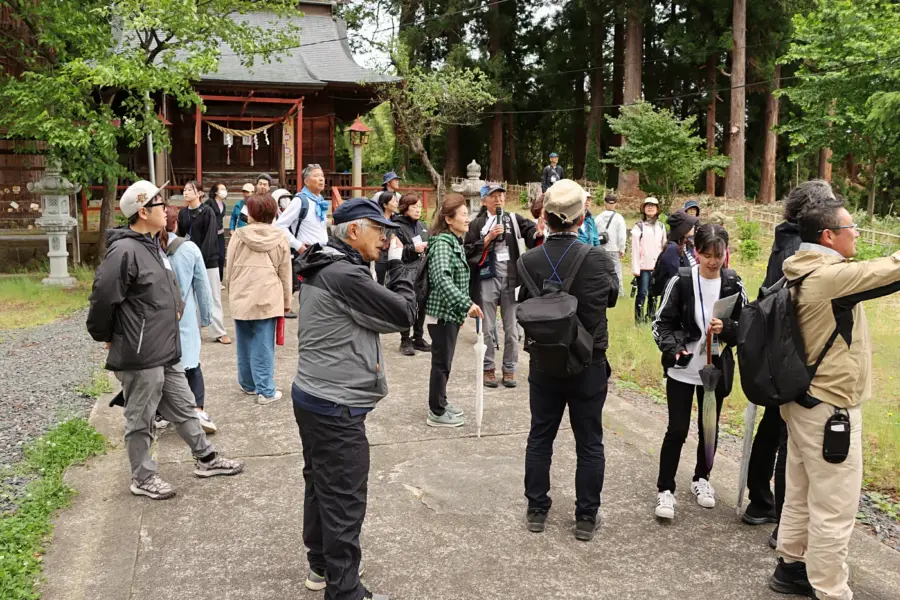 石崎神社境内から見える景観を楽しむ様子 = 2025年5月31日 石崎