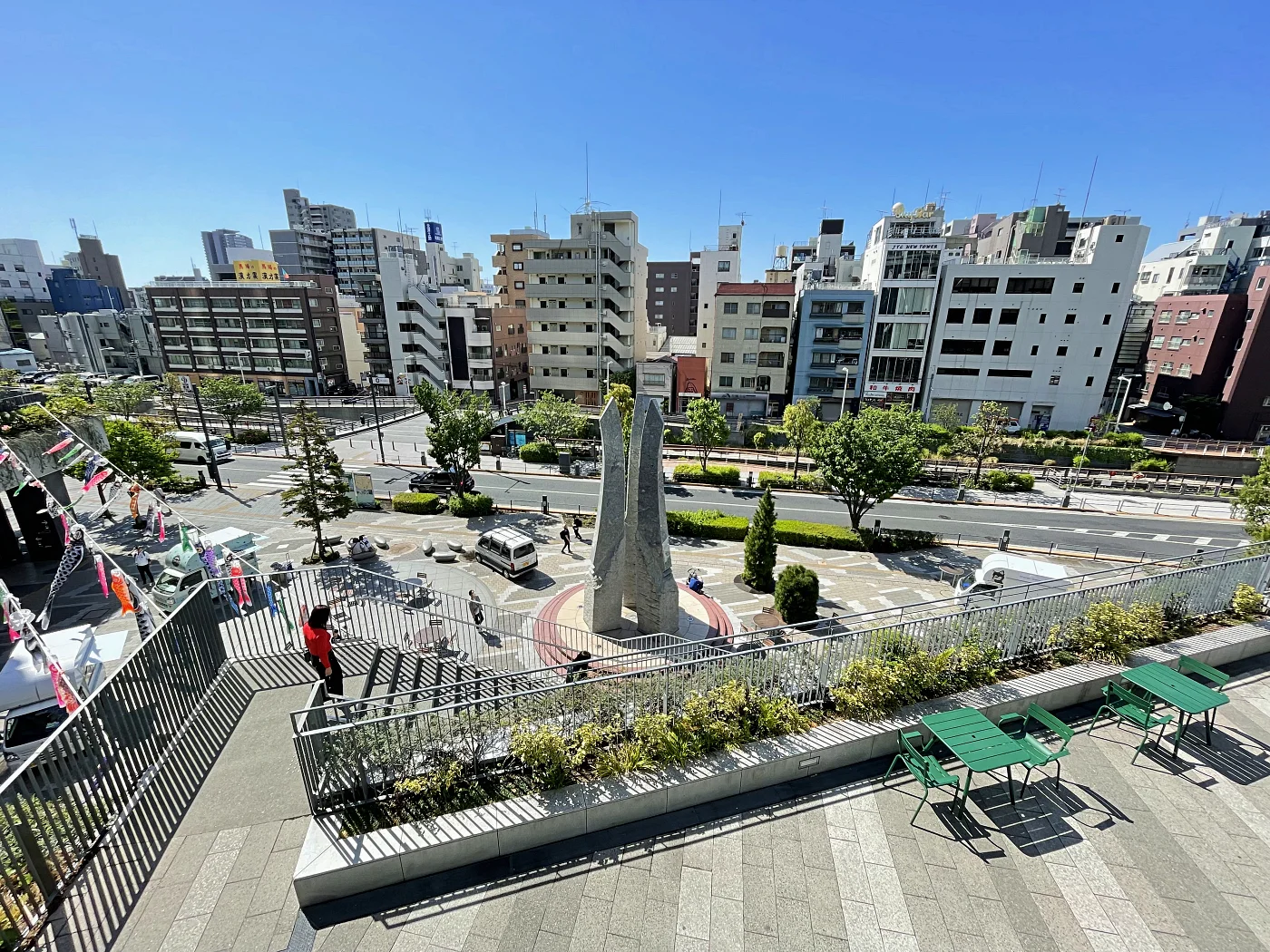 大通りはほとんどが無電柱化されています = 2025年5月3日 ソラマチひろば前
