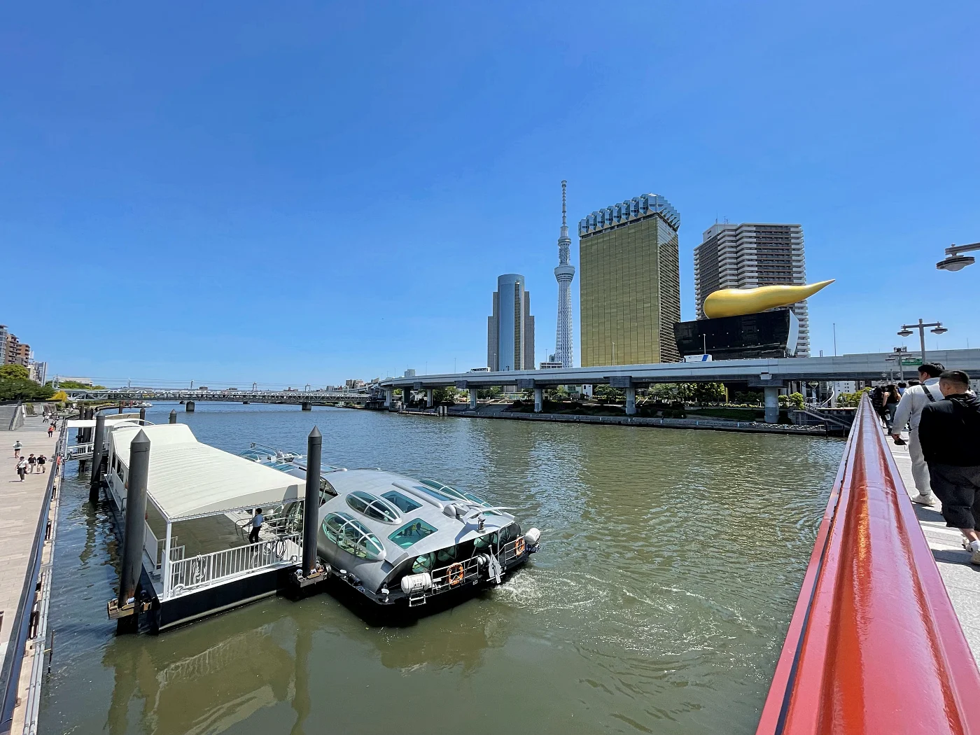 アサヒグループ本社ビルとスカイツリー = 2025年5月3日 吾妻橋