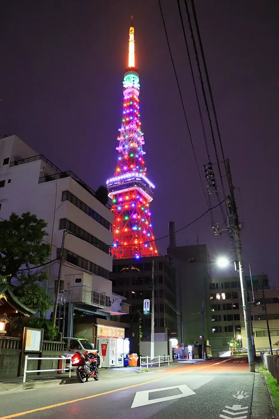 カラフルな東京タワー = 2025年5月3日 港区芝公園3丁目