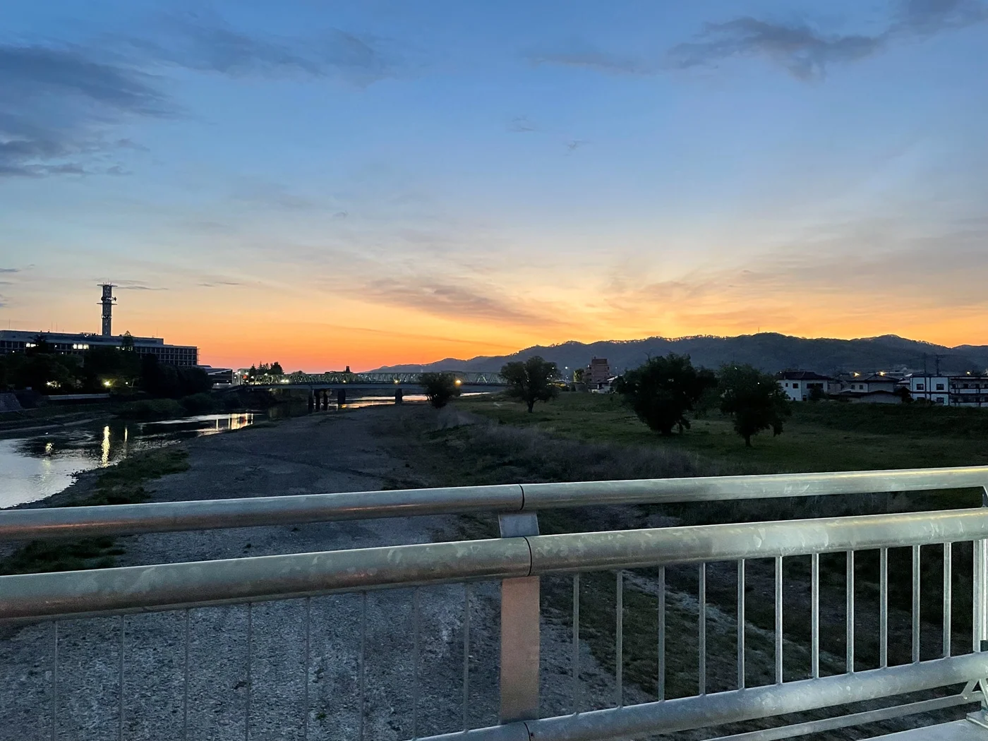 朝日が見えてきました = 2025年5月2日 福島市