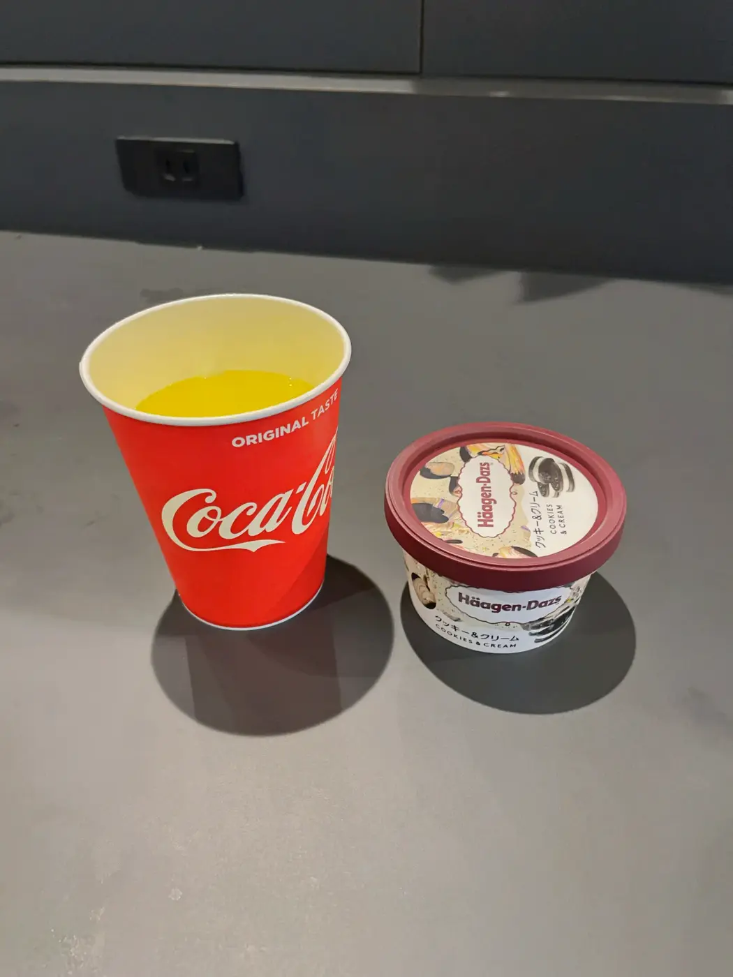 無料のソフトドリンクとハーゲンダッツ = 2025年5月3日 安心お宿 新宿駅前店