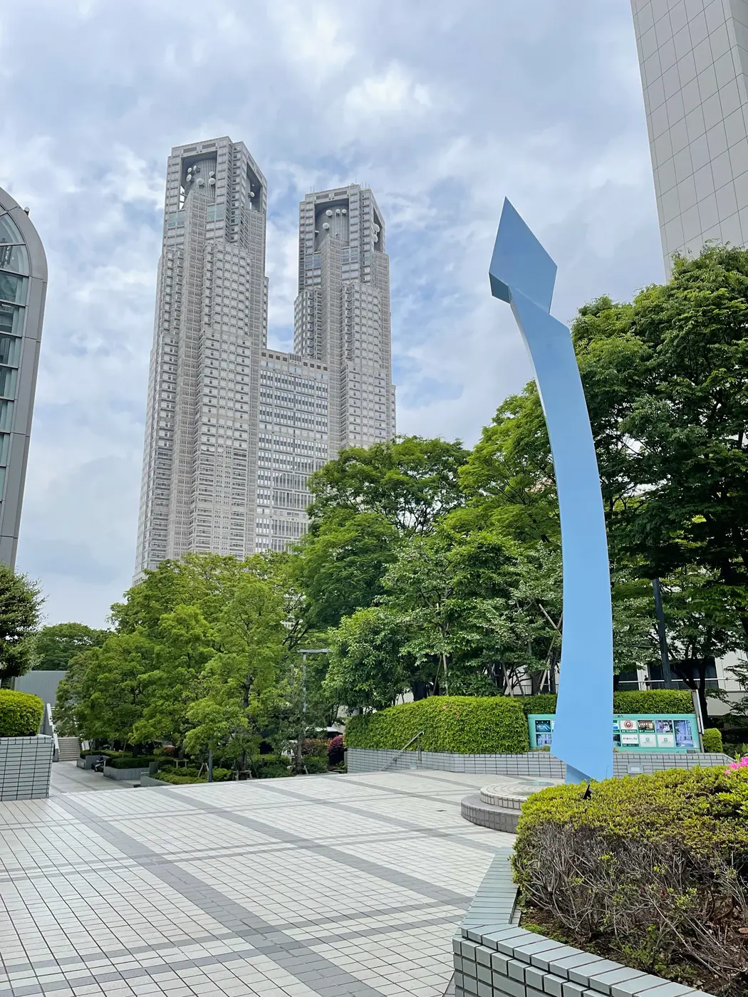 「TO THE SKY」と都庁 = 2025年5月4日 新宿区西新宿2丁目