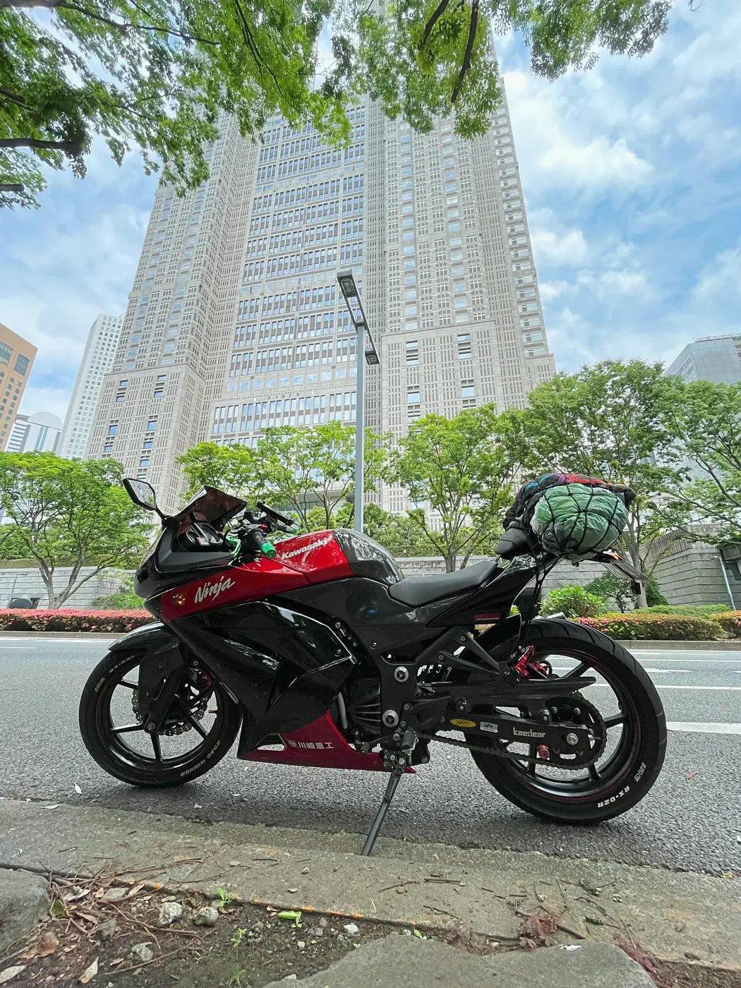 愛車のNinja250Rと都庁 = 2025年5月4日 新宿区西新宿2丁目