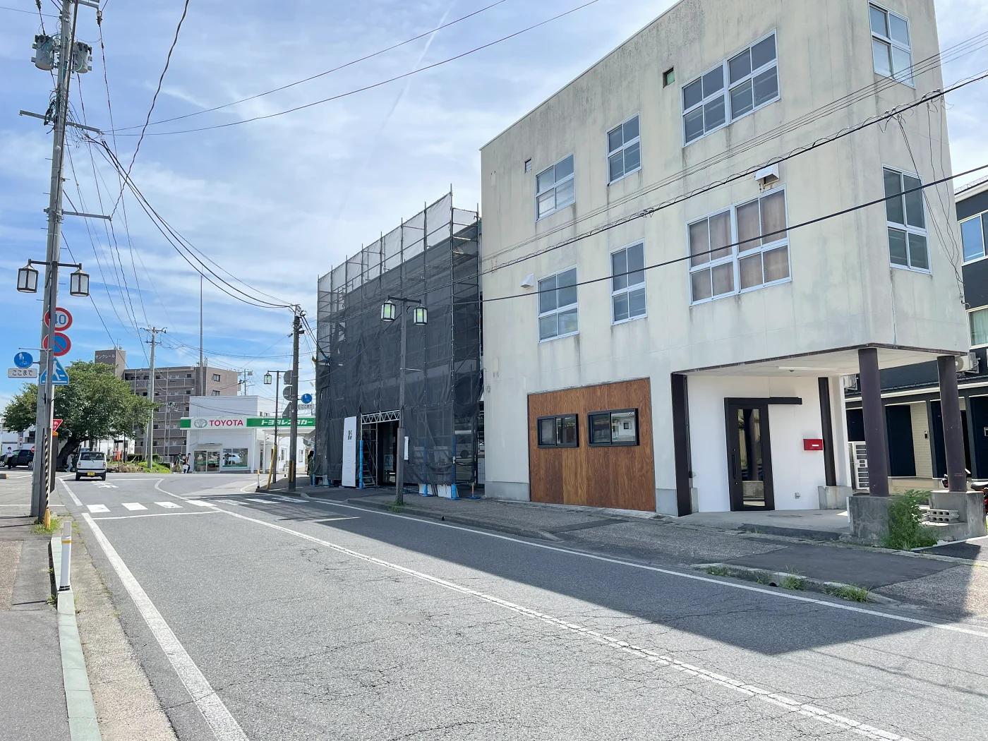 写真右側、木の壁がある部分が店舗 = 2025年7月19日 矢来１丁目
