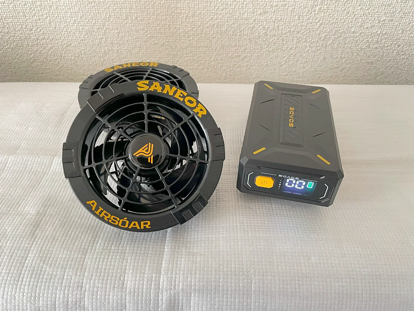 ファン(左側)と付属のバッテリー(右側)