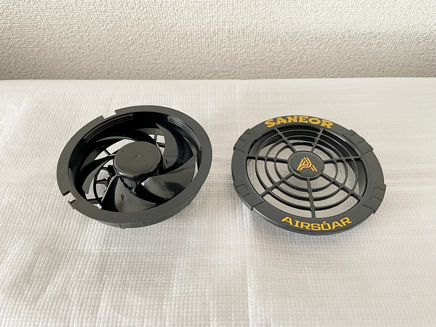 モーター部分(左側・水洗い不可)とリング部分(右側・水洗い可)