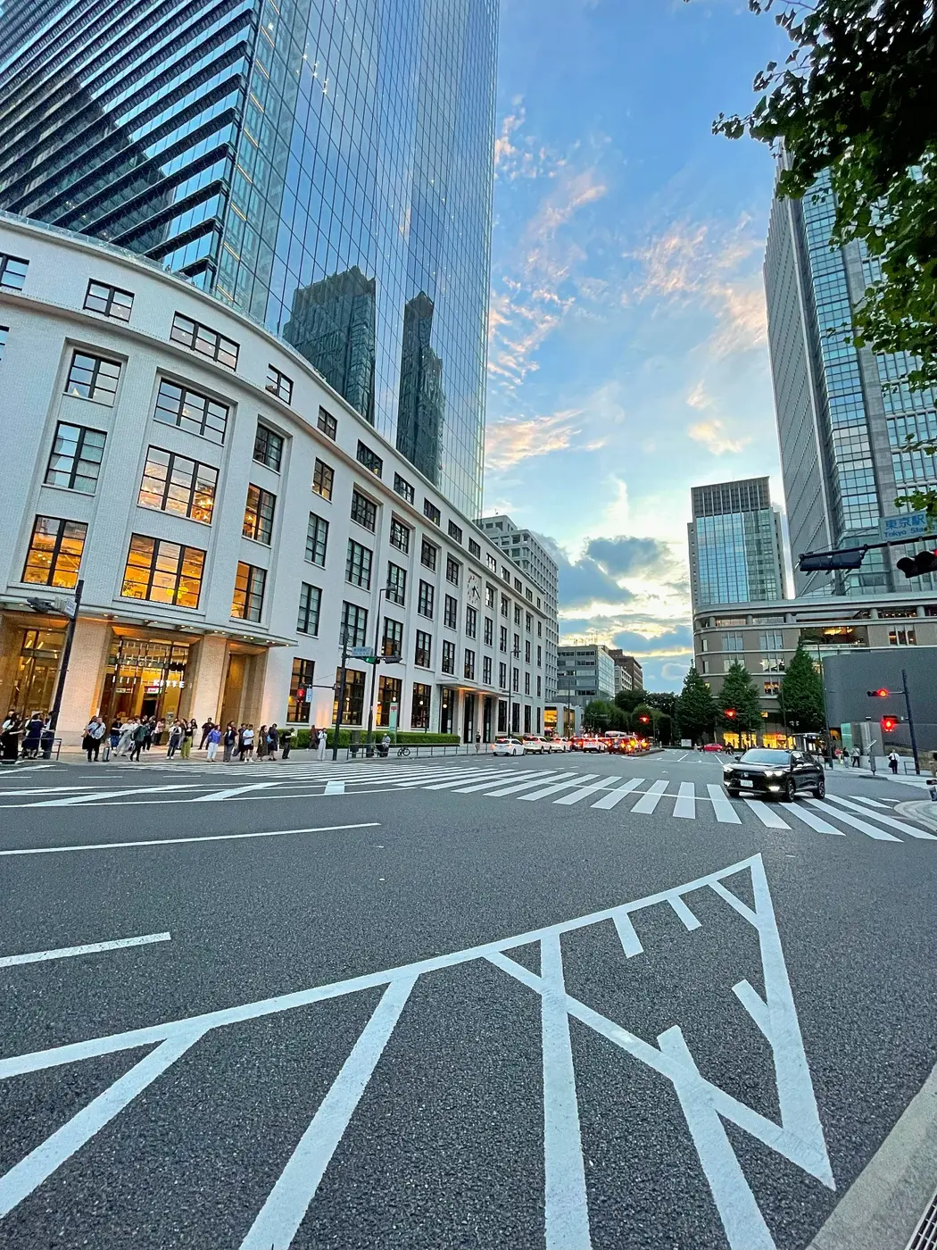夕暮れ時の東京駅前 = 2025年8月16日 千代田区丸の内1丁目
