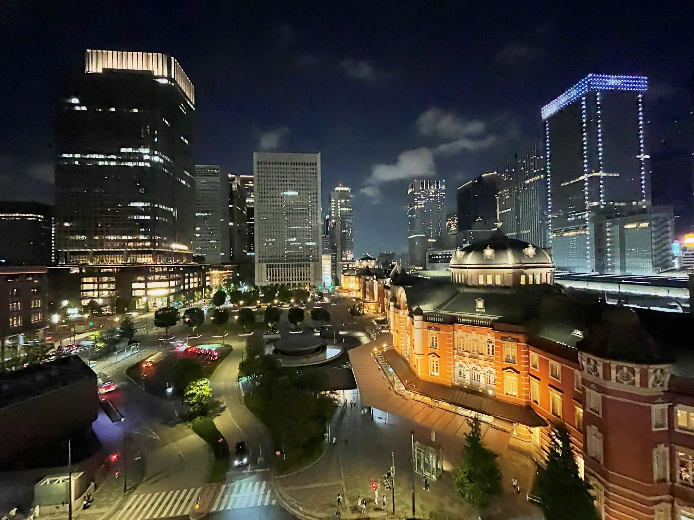 夜の東京駅 = 2025年8月16日 KITTEガーデン