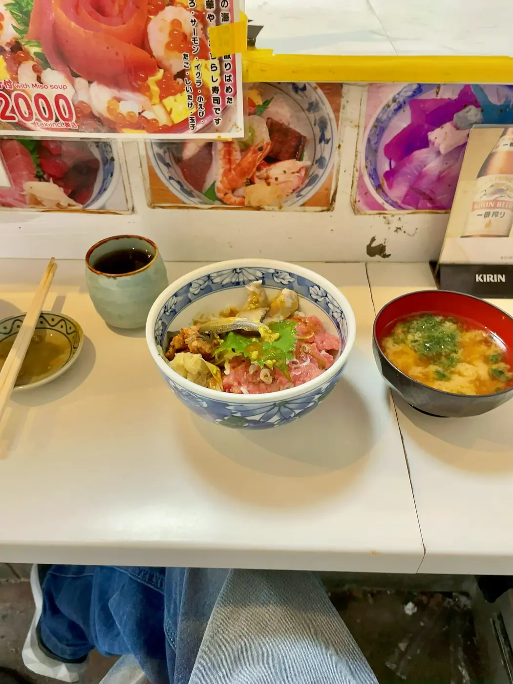 写真見て思ったけど足組んでルンルンだわおれ = 2025年8月17日 つきじかんの