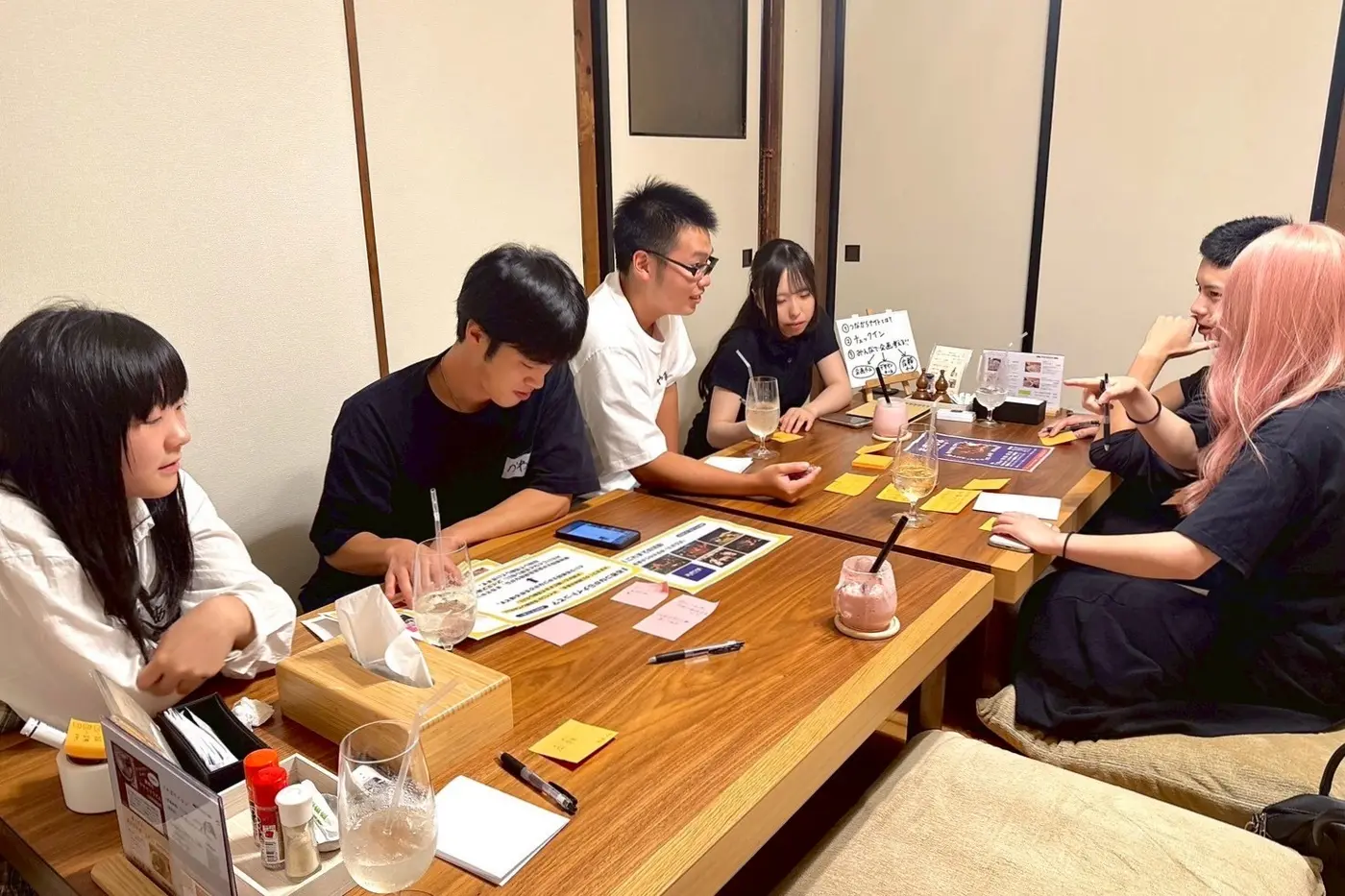 イベントに向けて担当ごとに分かれて話し合い = 2025年8月8日 harappa soba&caffe