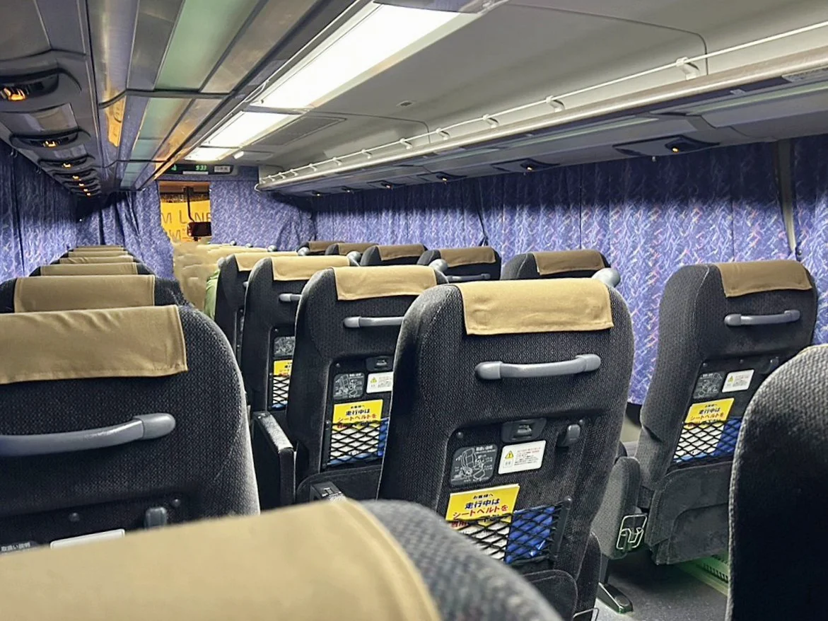 3列独立シートの車内(写真ACより)