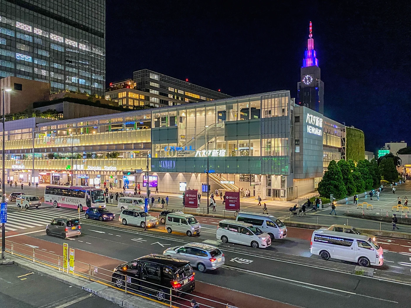 バスタ新宿と新宿駅(写真ACより)