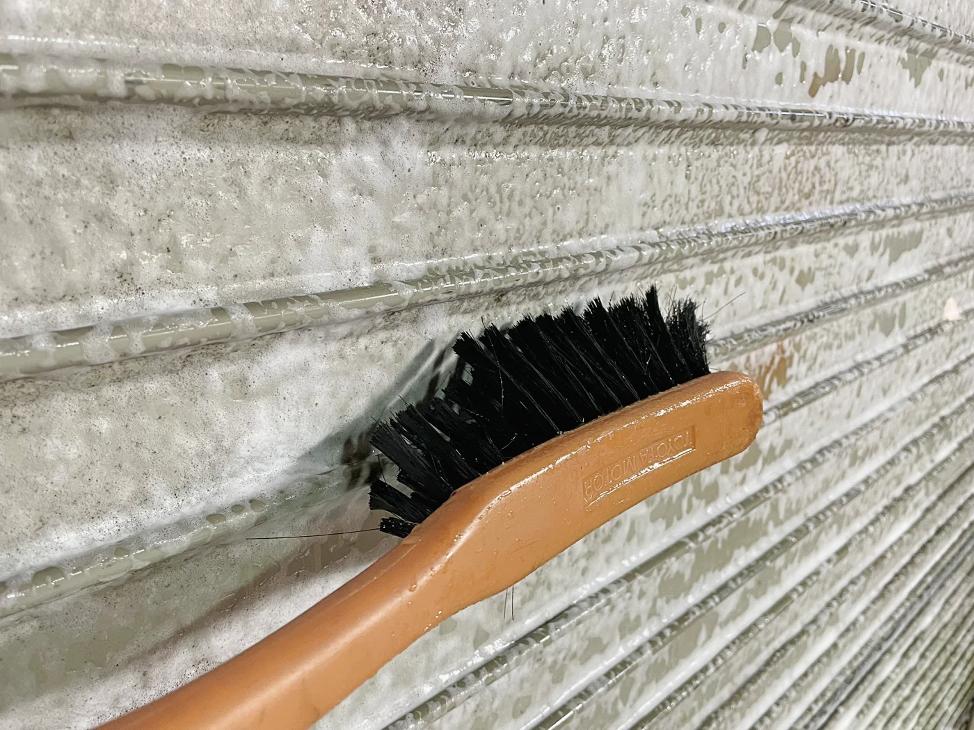 ブラシでゴシゴシ(タイヤブラシ笑)