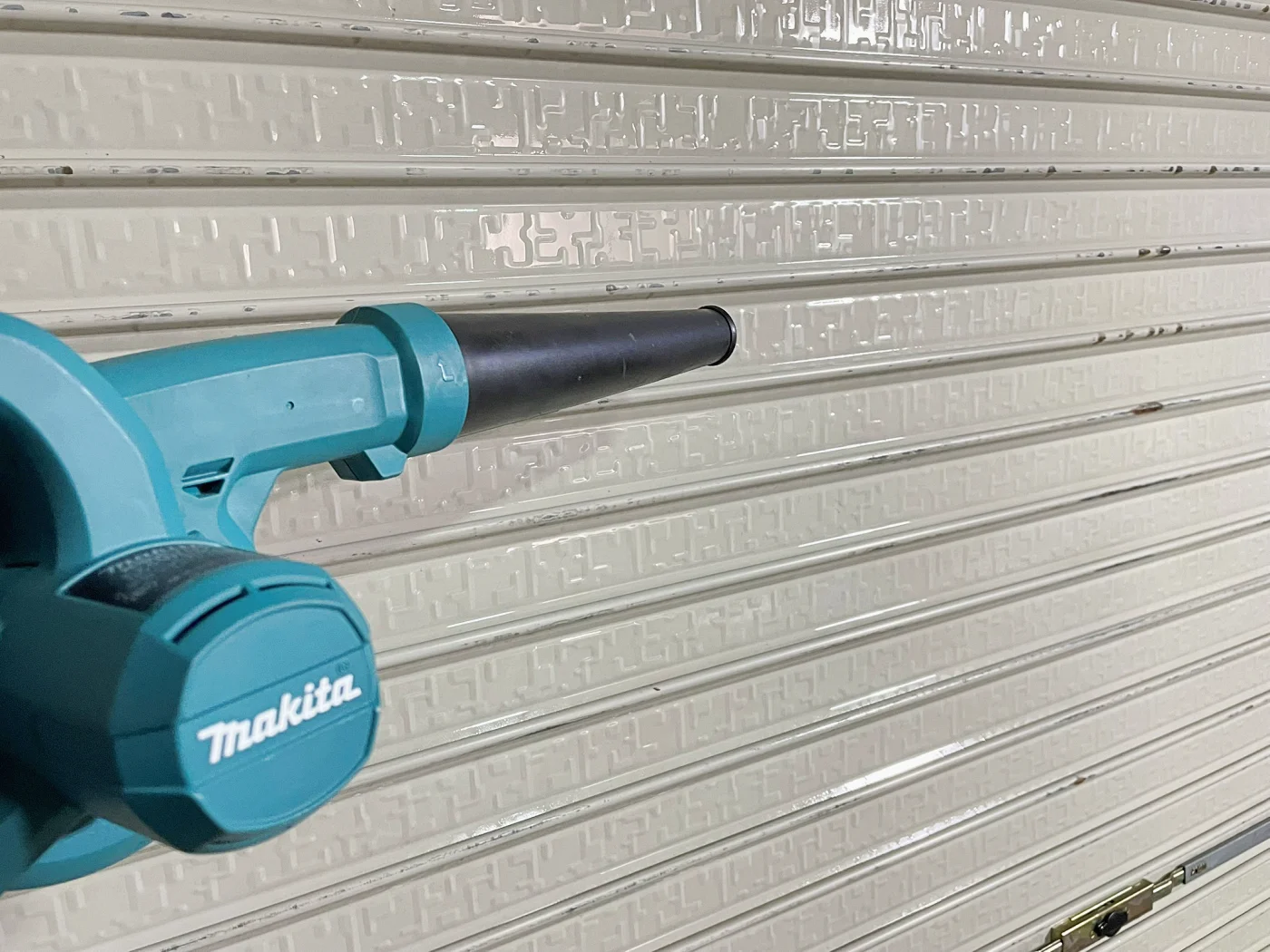 ブロワーで水を飛ばして乾燥させます