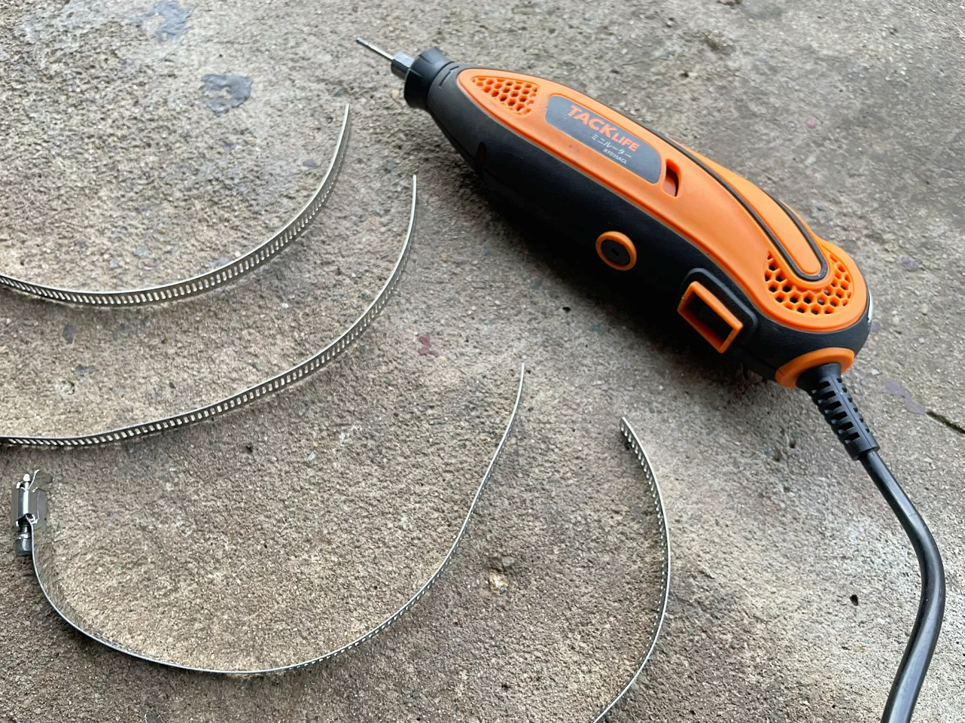 ステンレスバンドは必要な長さで切断します