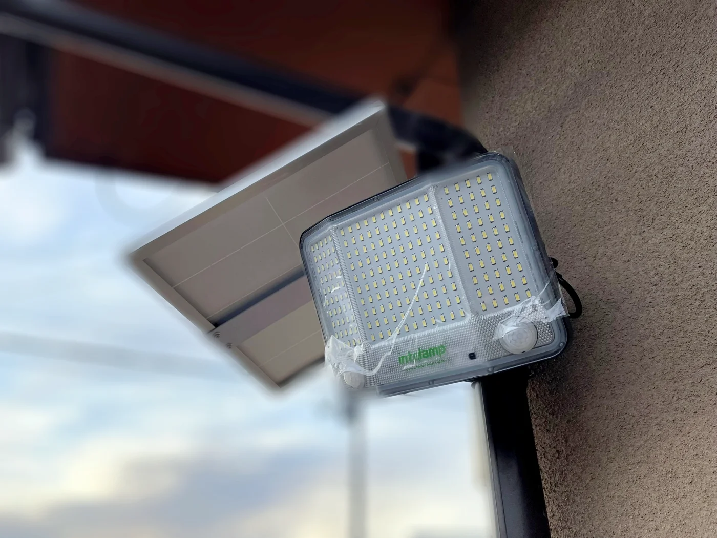 パネルとライトを設置した様子