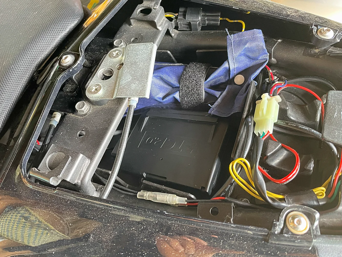 本体はタンデムシートの下に設置しました