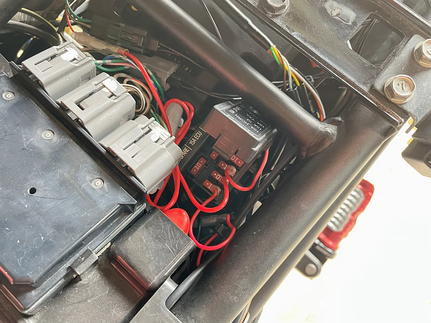 電源はヒューズボックスから確保します