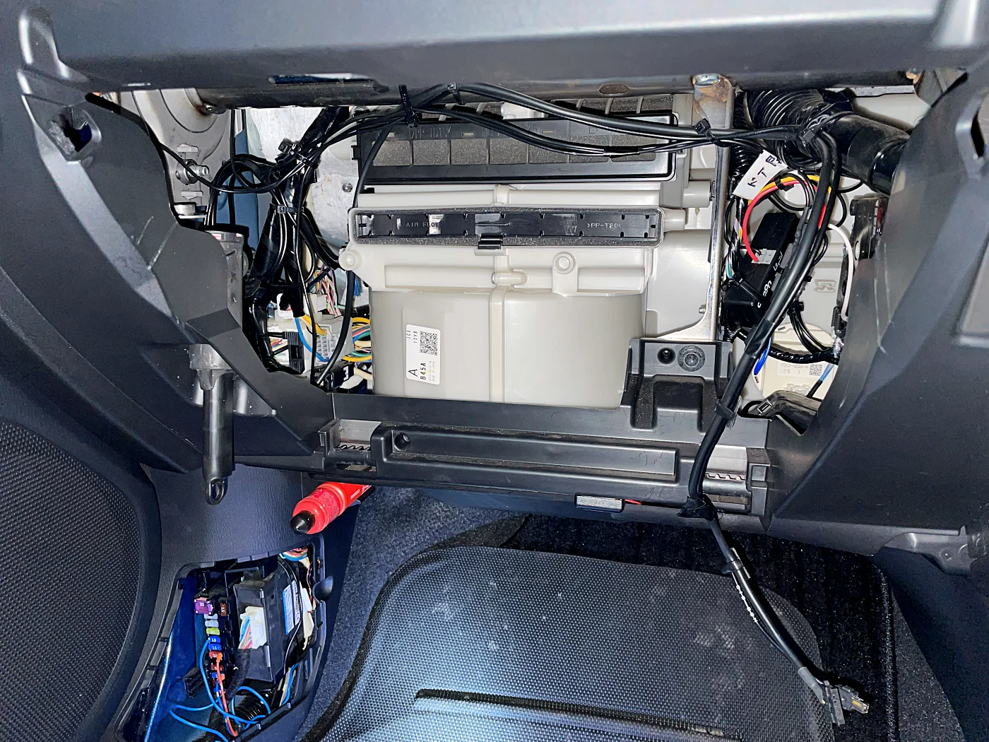 グローブボックスを取り外しました