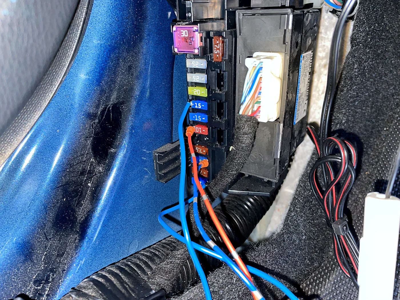 助手席側のヒューズボックス