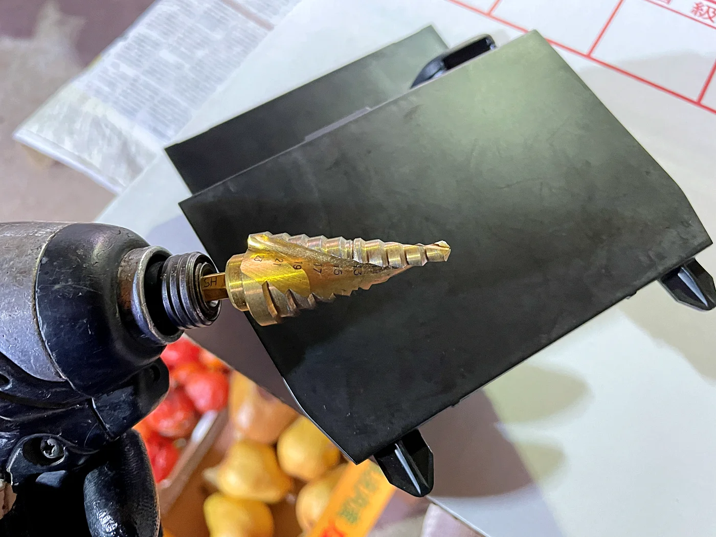 ステップドリルで穴開け