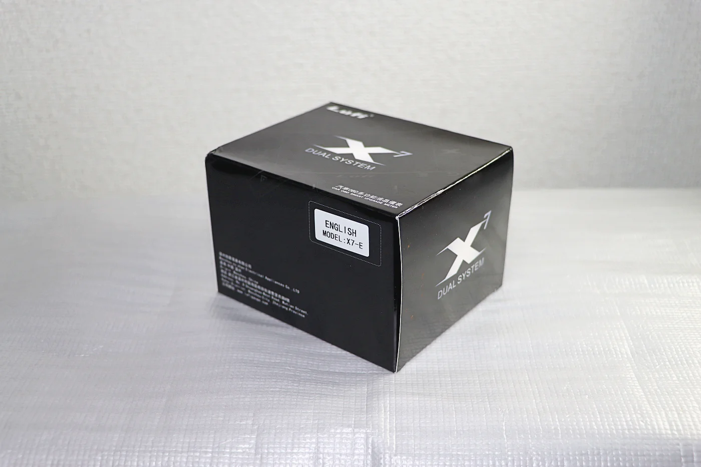 ロゴがプリントされた梱包箱