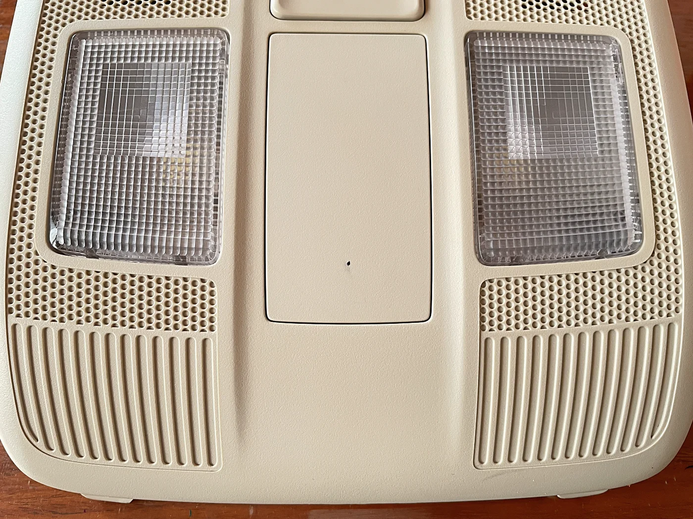 定規を使って左右対称になるように穴位置を決めます