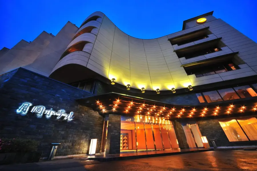 仙渓園 月岡ホテル 正面玄関前