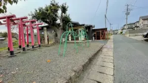 珍しいうねうねした雲梯!?「旭町公民館」鳥居が並ぶあの場所！