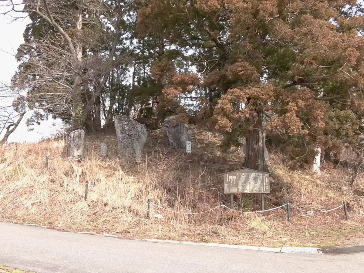 中央に化け石 = 2022年3月23日 旧上山市立宮生小学校前