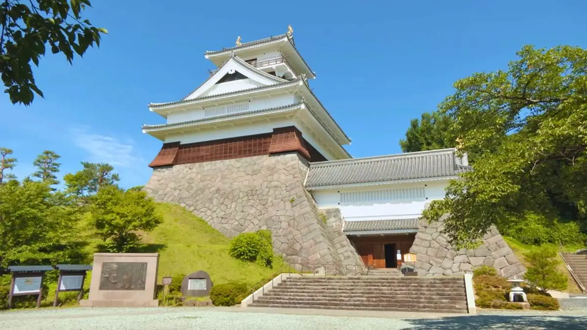 緑輝く夏のお城 = 2021年7月16日 上山城前