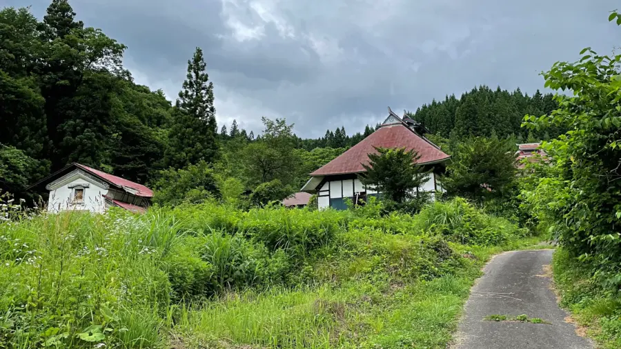 集落に残る家屋 = 2022年7月6日 泥部
