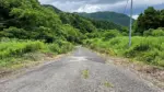 集落に通じる県道264号 = 2022年7月6日 泥部