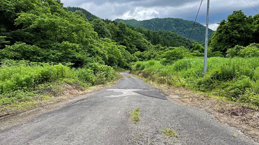 集落に通じる県道264号 = 2022年7月6日 泥部