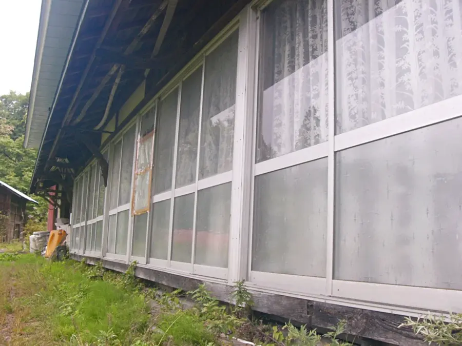 農機具の置き場所として利用されている家屋もあり、状態は良好だった = 2021年10月17日 泥部