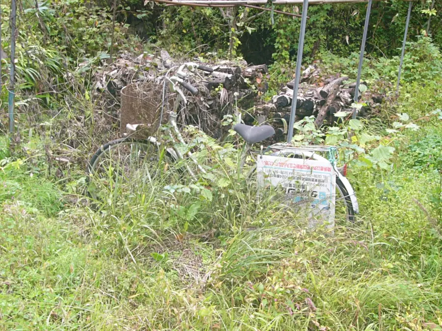 当時のものではなさそうな放置自転車 = 2021年10月17日 泥部