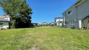 お城が見える「栄光団地公園」住宅街の広い草むらとブランコやシーソー