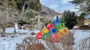 境内にあるカラフルなジャングルジムが特徴「うえの山薬師堂」