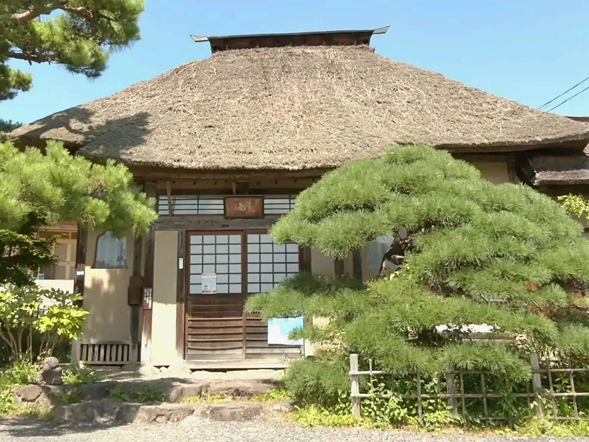 復元された茅葺屋根の草庵 = 2021年8月27日 春雨庵