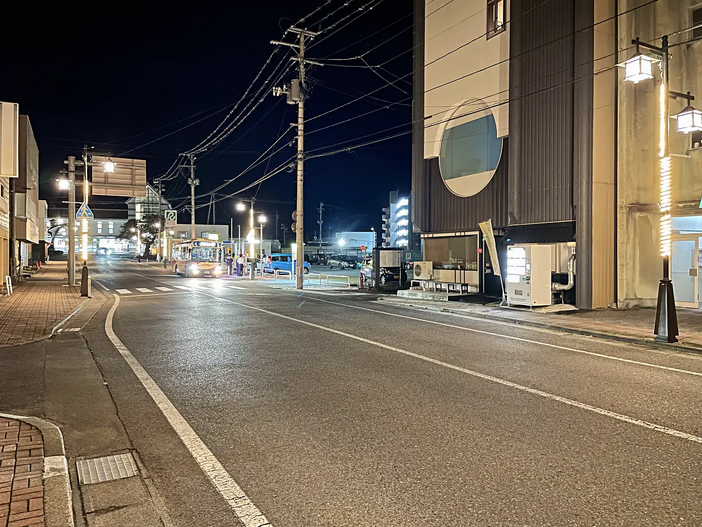 シュークリーム自販機は駅前の通りにある = 2024年11月08日 だんご本舗たかはし前