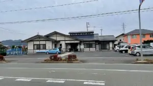 ブランコと鉄棒が設置されている「金生公民館」を写真付きで紹介します