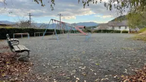 しだれ桜を楽しめる「河崎公園」高台にある砂利敷きの街区公園