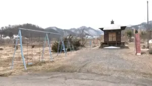 畑地の中にあるお堂と遊具「小穴村観音」静かに佇む情緒深い場所