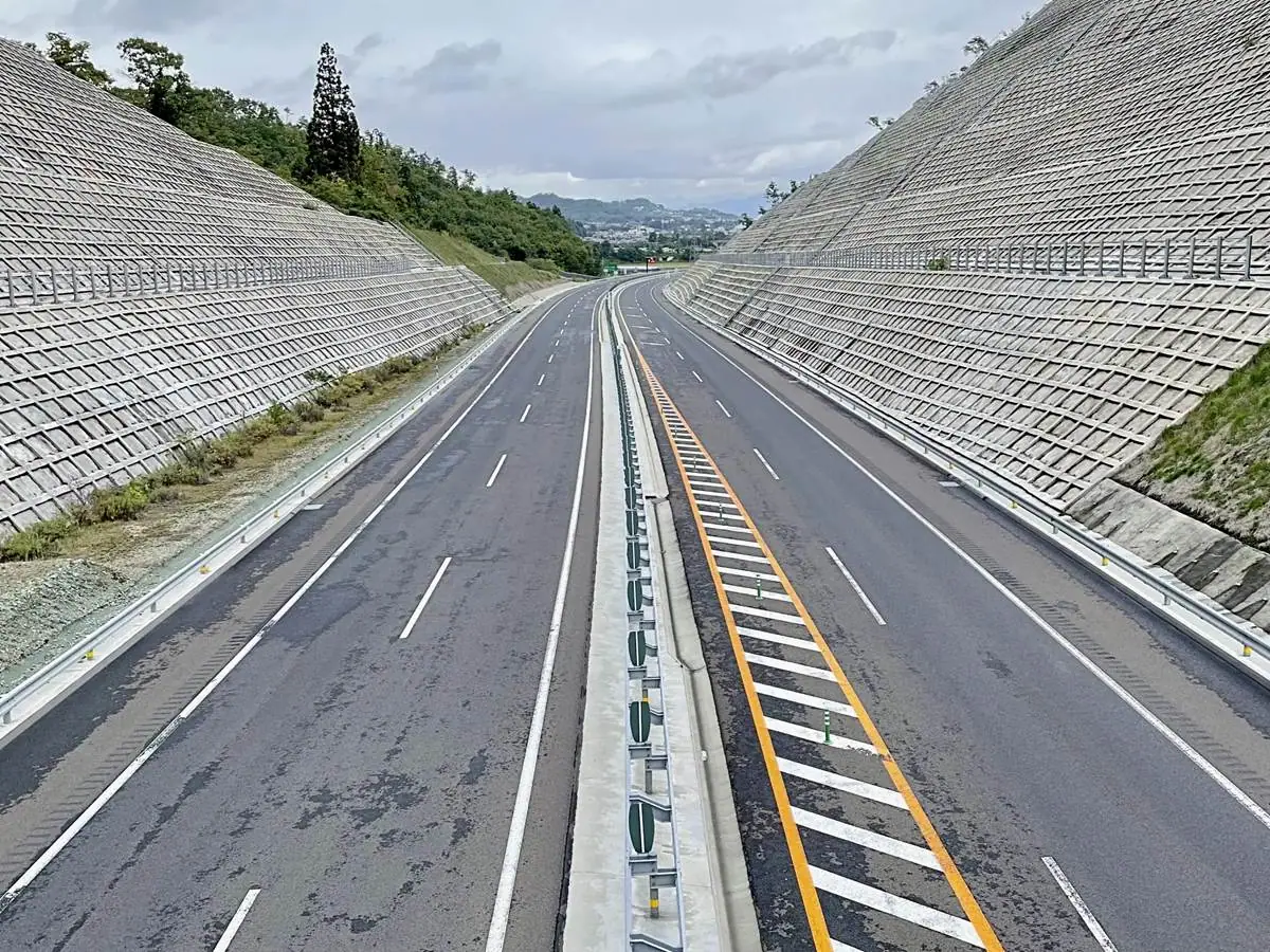 【高速道路を跨ぐあの橋】実際に行ってみた、小穴跨道橋