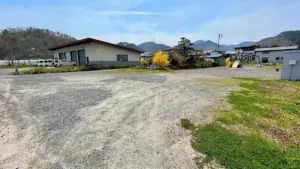 あれは秘密基地？「小穴多目的研修集会施設」小穴地区で遊具遊びするならここ