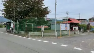 金生の住宅街にある小さな公園「弘法大師」一本の桜の木を見つめ鎮座する空海